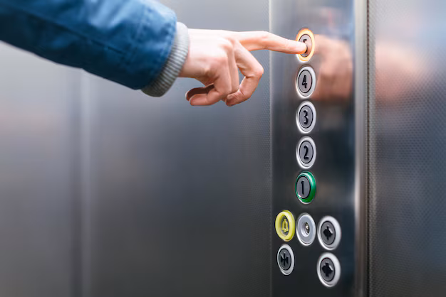 dedo-indice-hombre-adulto-presionando-boton-quinto-piso-ascensor-cerca_549949-278