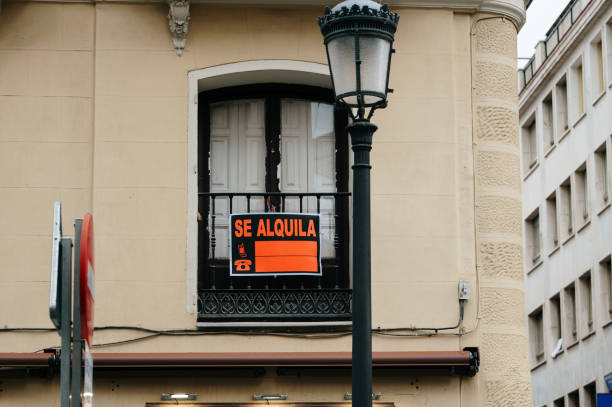 A 'se alquila' (for rent) sign in Madrid, Spain